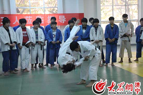 日本小松柔道队教练到济宁市体校交流教学