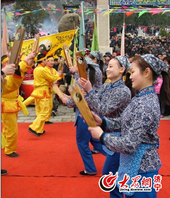 峄山古庙会上上演阴阳板祈雨祭祀舞蹈