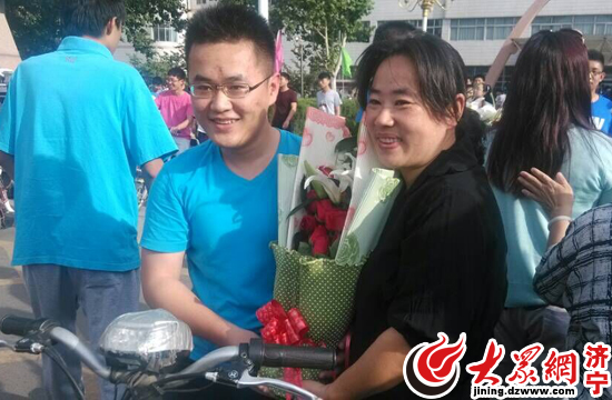 2015年高考落幕 家长送鲜花庆祝考生 凯旋 _济