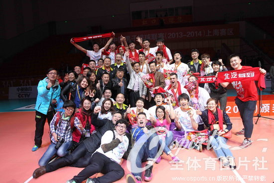 卫冕男排联赛冠军 北京男排狂欢庆祝展示金牌