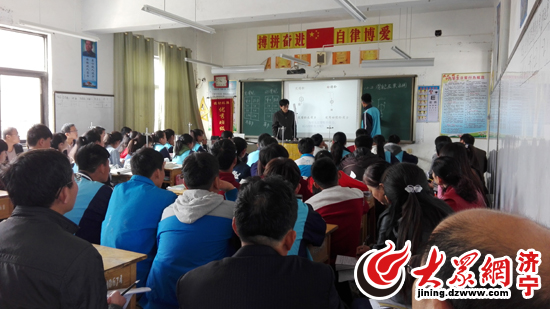 镇中心小学;今年教科院再次"送课下乡"到黑虎庙镇中心中学,梁山县每个