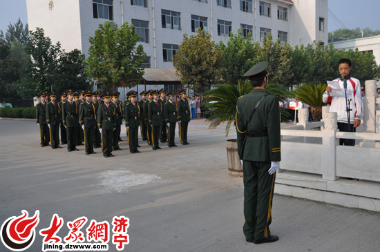 曲阜实验中学举行新学期首次升国旗仪式