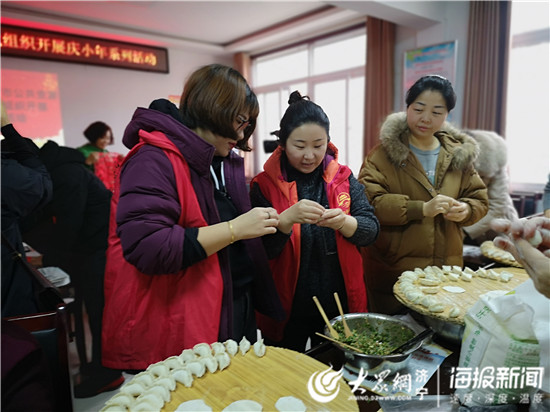 济宁阜桥街道菜市社区开展小年包水饺活动