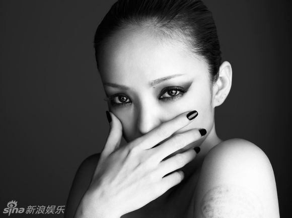 安室奈美惠专辑黑白封面写真曝光衬撩人电眼